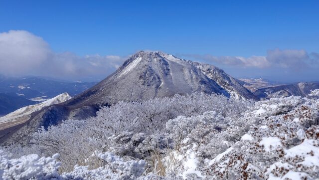 雪の由布岳