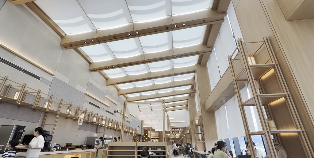 杉乃井ホテル星館13階の展望レストラン内装